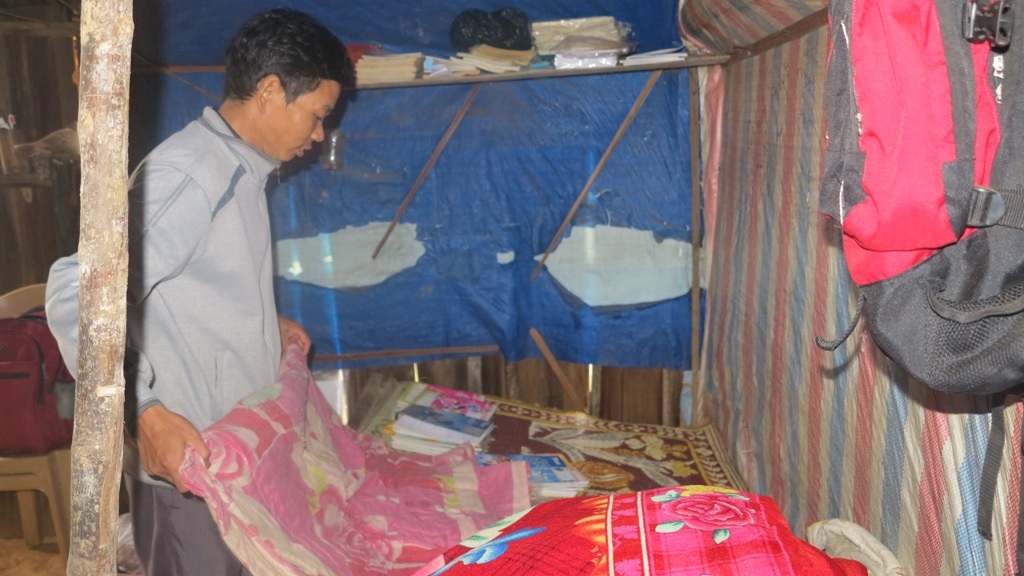 
Phòng ở của giáo viên may mắn được mặc thêm một tấm áo bằng ni lông, bạt để khỏi ướt.
