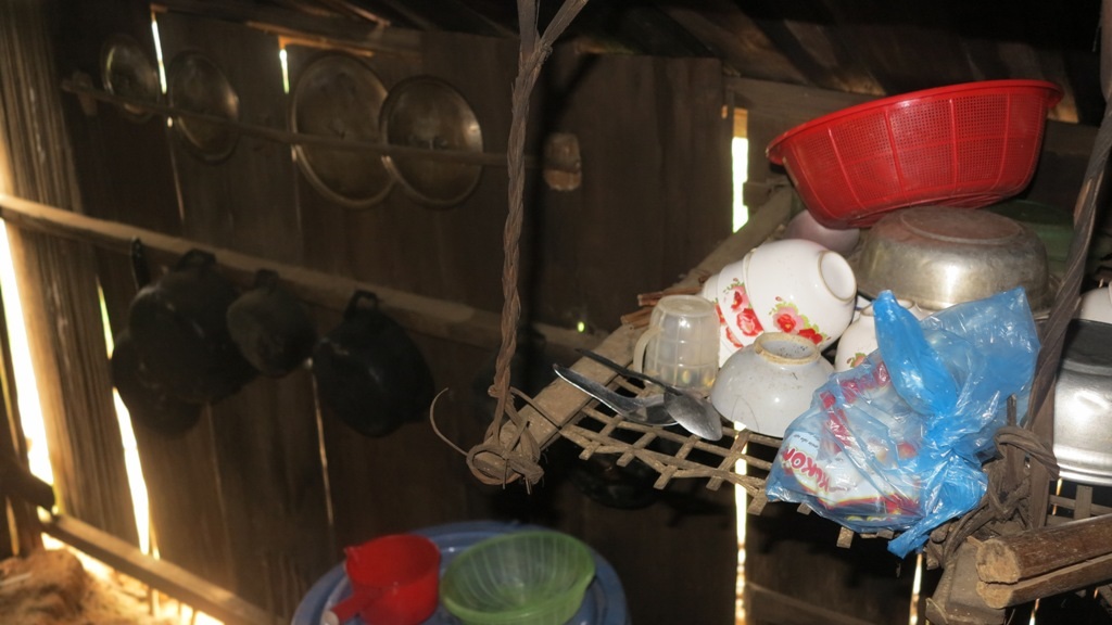 Mỗi tuần đều đặn các thầy đều mua đủ các thực phẩm cần thiết để tiếp tục cắm trong bản nghèo nuôi con chữ.