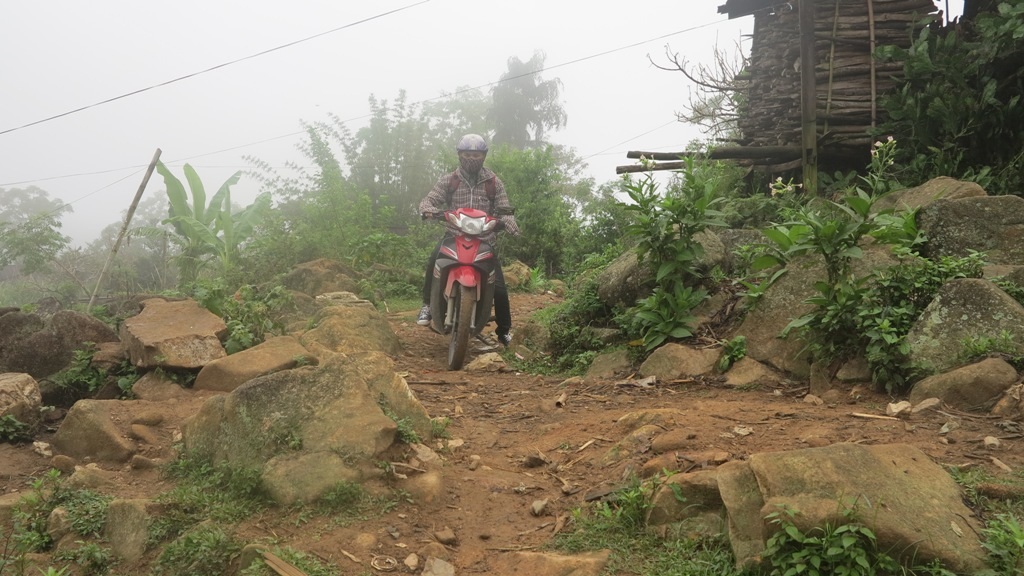 Cách đây hơn 2 năm con đường nhỏ bằng đất mới được mở thông vào trường, nhưng mỗi khi trời mưa con đường rất trơn trượt, nguy hiểm.