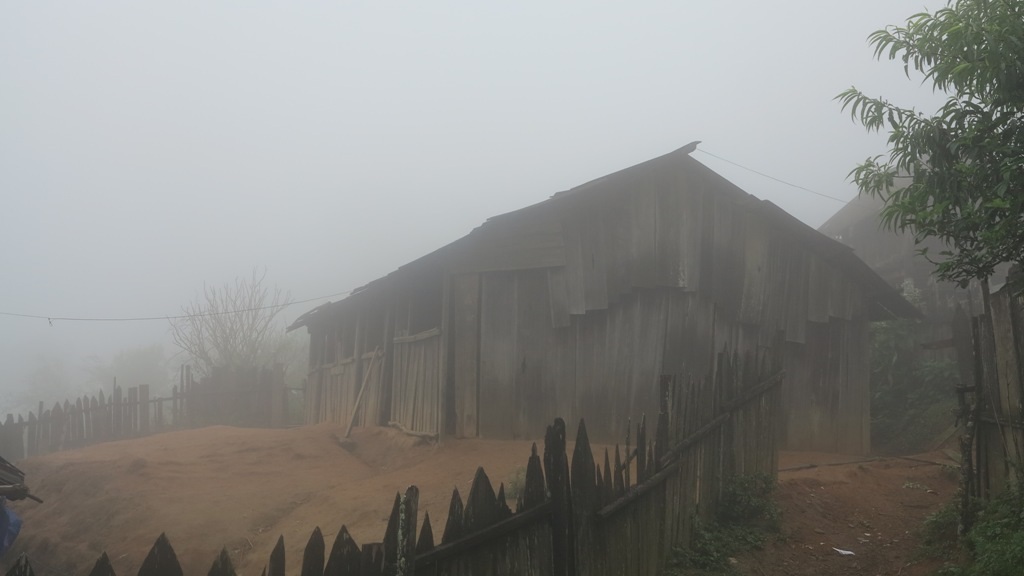 Điểm trường tiểu học Pà Khốm với 2 dãy nhà 6 phòng (5 phòng học, 1 phòng để giáo viên ở) hiện lên trong mà sương mờ ảo nơi vùng biên ải xứ Nghệ.