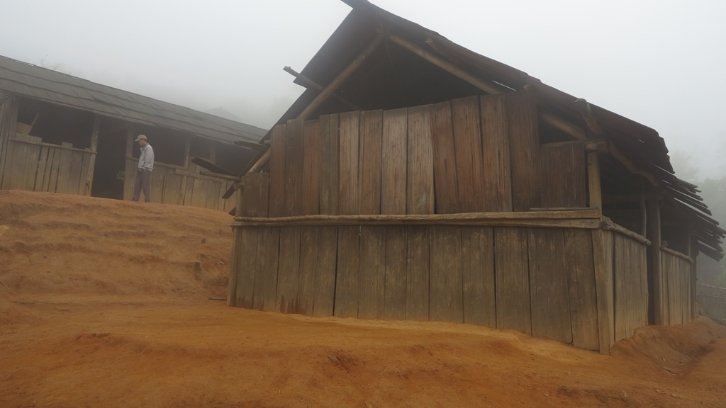 Những phòng học đơn sơ, cũ kỹ nằm chênh vênh bên sườn núi.