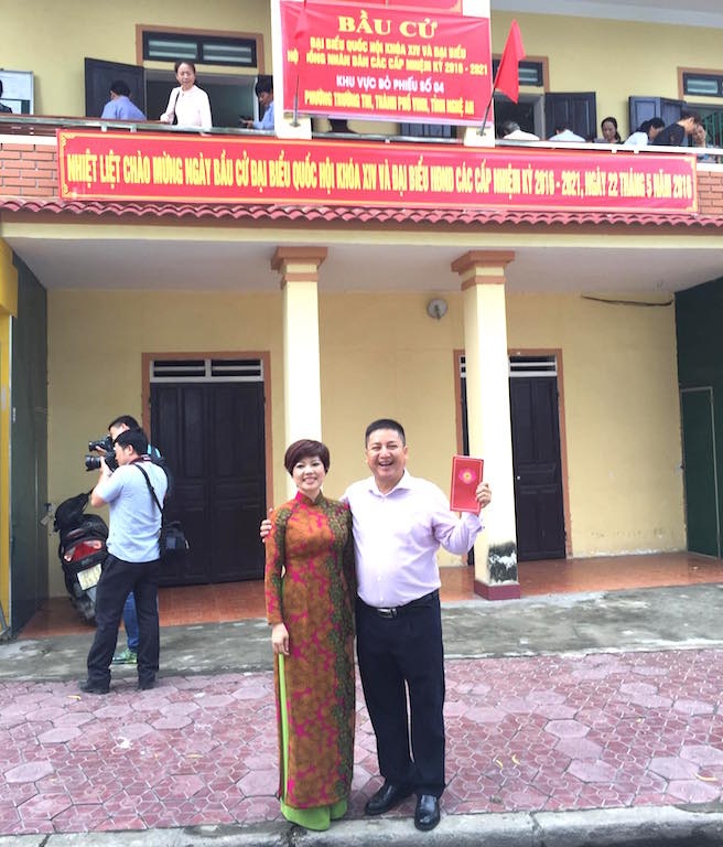 Vợ chồng NSƯT Chí Trung - Ngọc Huyền tham gia bầu cử tại xứ Nghệ - 1 Vợ chồng NSƯT Chí Trung có mặt từ sáng sớm tại điểm bầu cử số 4.