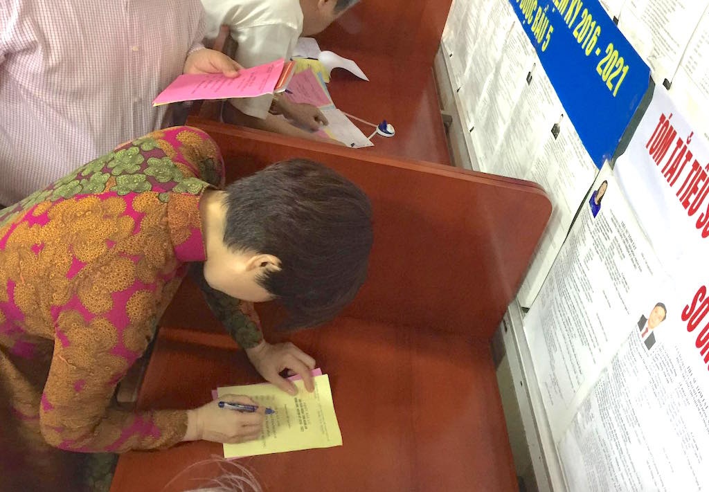 Vợ chồng NSƯT Chí Trung - Ngọc Huyền tham gia bầu cử tại xứ Nghệ - 2 Vợ anh Chí Trung ghi phiếu bầu cử.