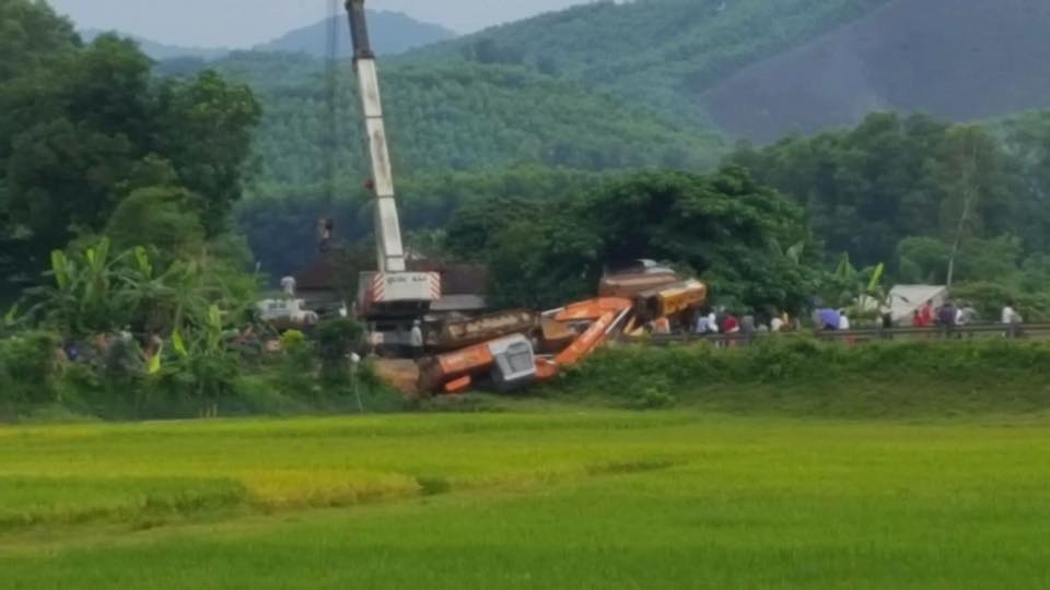 Xe đầu kéo lật ngửa, đường Hồ Chí Minh tắc cục bộ - 2
Chiếc xe lao đầu xuống ruộng.