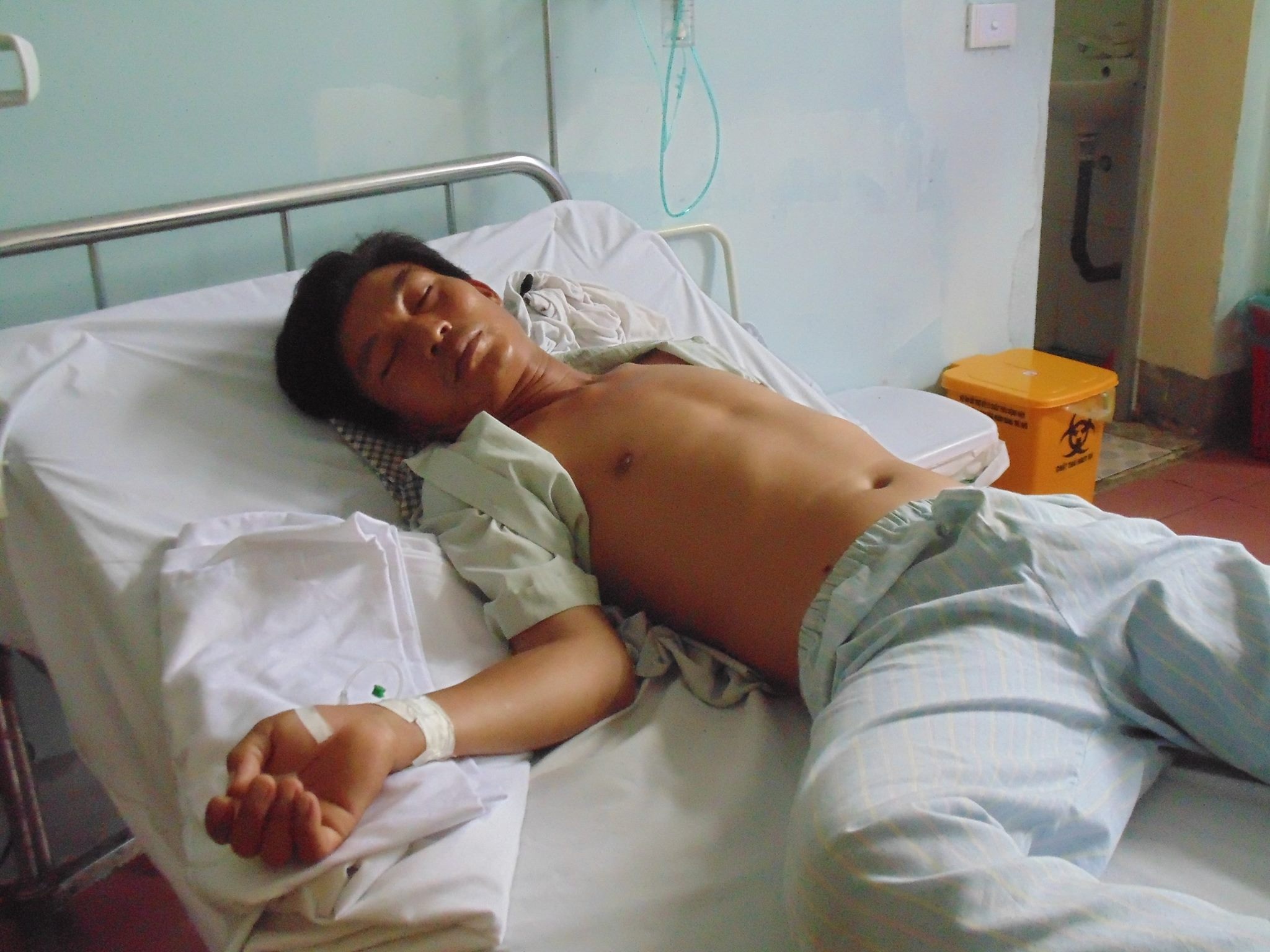 Cả gia đình nhập viện sau khi ăn “rau lạ” - 3 Anh Lê Quang Quý đang được cấp cứu tại BVĐK Tây Nam.