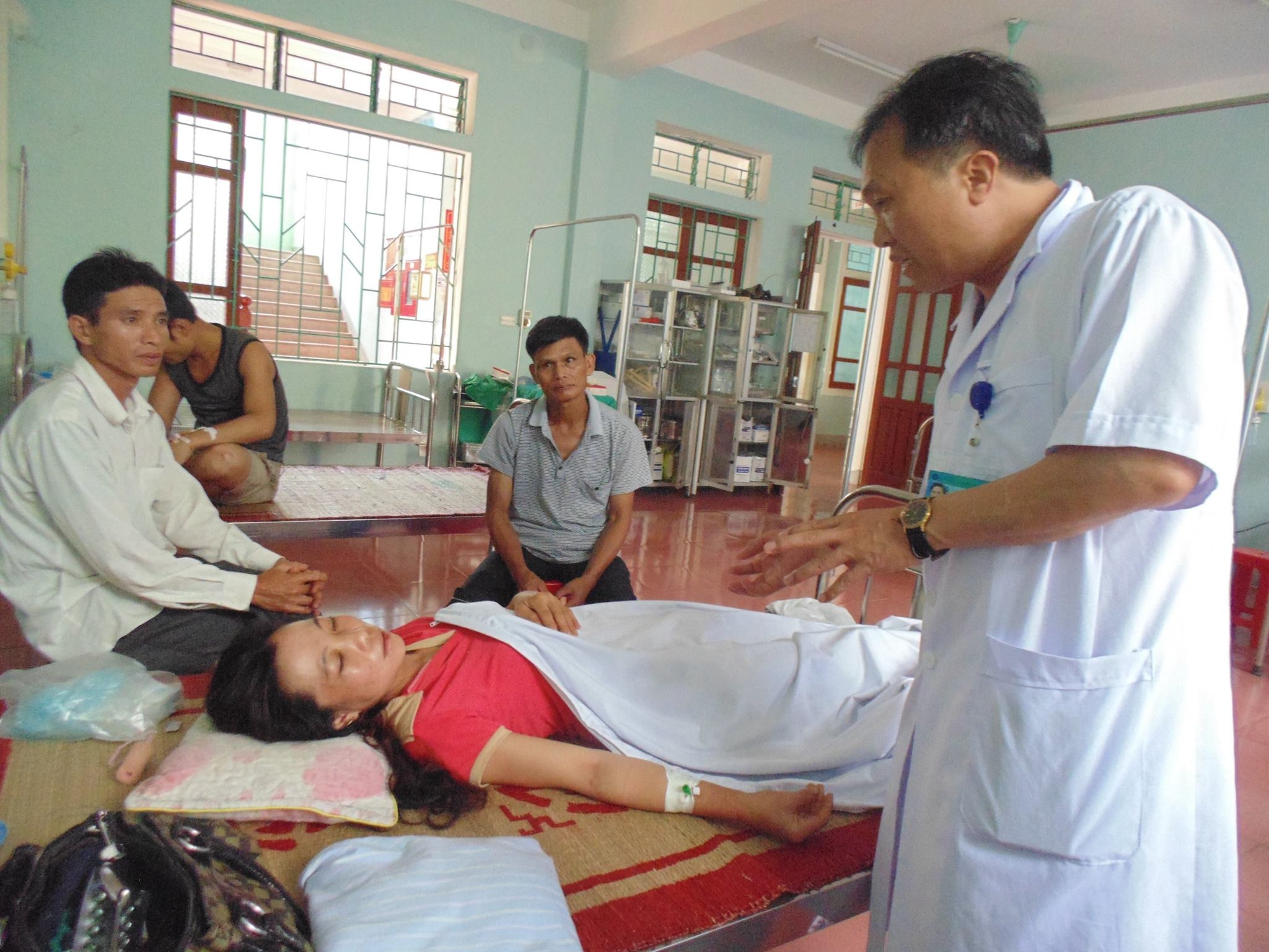 Cả gia đình nhập viện sau khi ăn “rau lạ” - 1 PGĐ BVĐK khu vực Tây Nam có mặt và thăm khám cho các bệnh nhân trong vụ ngộ độc vì ăn rau lạ.
