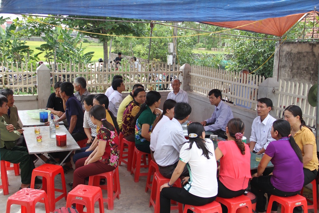 3 anh em chết đuối: "Chưa kịp nhận giấy khen, các con đã đi mãi không về!" - 5 Người thân đến nhà cháu Hưng để chia buồn với gia đình.