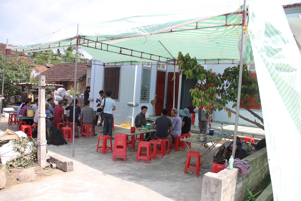 3 anh em chết đuối: "Chưa kịp nhận giấy khen, các con đã đi mãi không về!" - 1 Từ sáng sớm, rất đông người thân, thầy cô, bạn bè đã đến chia buồn cùng gia đình anh Thành và chị Giang.