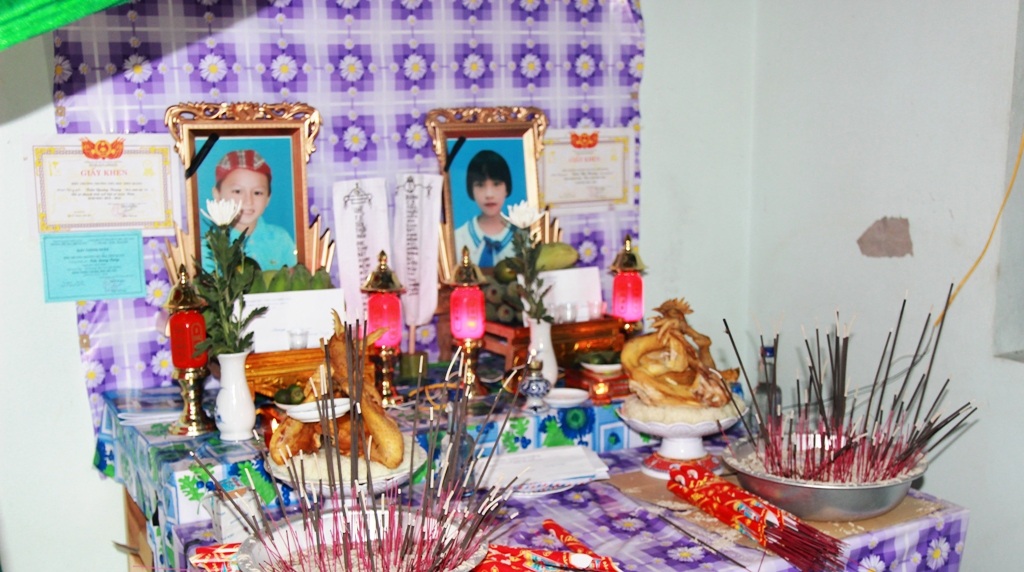 Hai em Trần Thành Trung (học sinh lớp 5A) và Trần Thu Hương (học sinh lớp 1C) là anh em ruột chết đuối thương tâm.