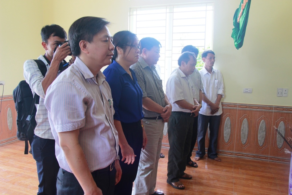 Đoàn lãnh đạo, cán bộ Sở GD-DDT Nghệ An ra chia buồn cùng gia đình 3 cháu nhỏ tại xã Diễn Quảng.