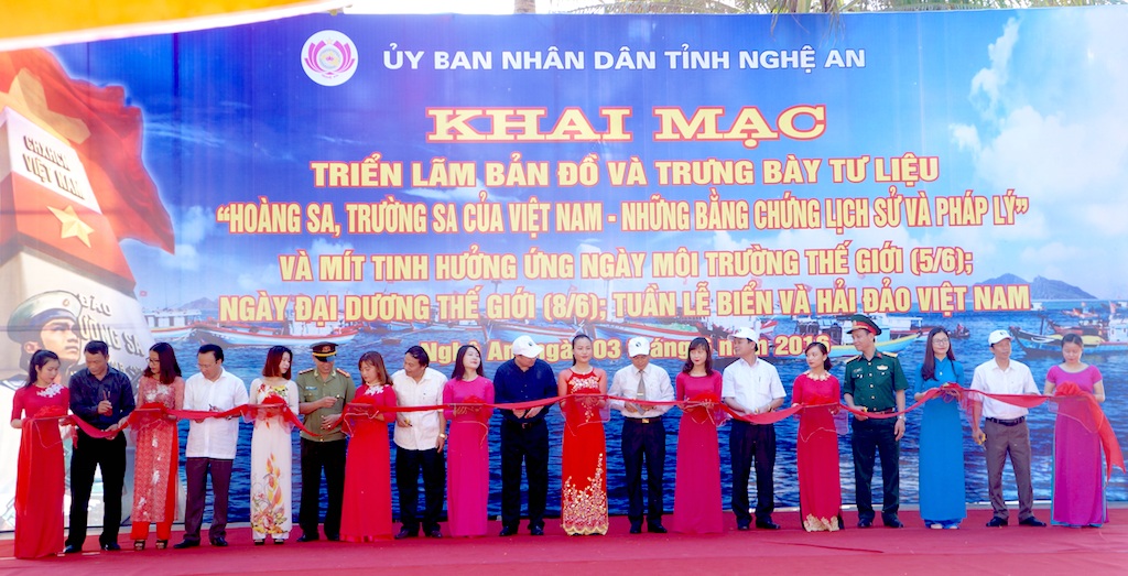 Khai mạc Triển lãm "Hoàng Sa, Trường Sa của Việt Nam - Những bằng chứng lịch sử và pháp lý" - 2 Chính thức khai mạc Triển lãm bản đồ và tư liệu Hoàng Sa, Trường Sa của Việt Nam - Những bằng chứng lịch sử và pháp lý. Triển lãm sẽ kéo dài từ ngày 3 - 5/6 tại thị xã Cửa Lò, Nghệ An: