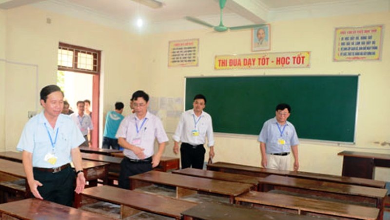 Nghệ An: Hơn 34.000 thí sinh đăng kí dự thi kỳ thi THPT quốc gia năm 2016 - 1 Lãnh đạo Sở GD&ĐT Nghệ An kiểm tra phòng thi.