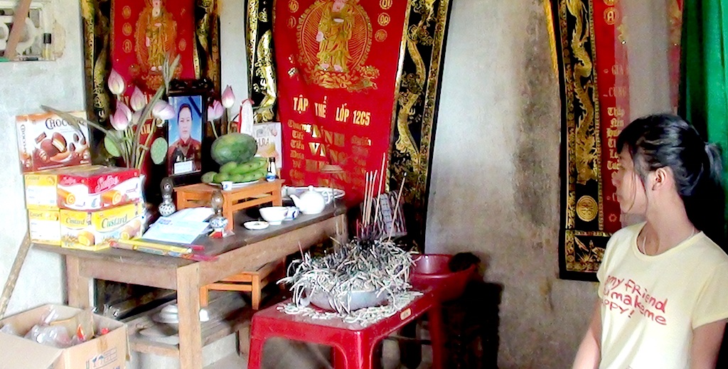Hơn 77 triệu đồng đến với em Đào Thị Tố Uyên - 2 Hằng ngày Uyên phải thay bố, em để hương khói cho mẹ.