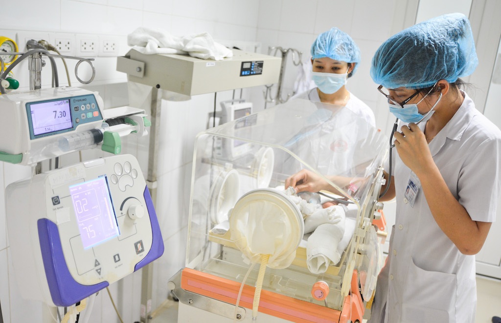 Lên cơn dại, mẹ tử vong, trẻ sinh non nguy kịch - 1 Cháu bé con chị Tin được các bác sỹ BVHNĐK Nghệ An chăm sóc, theo dõi.