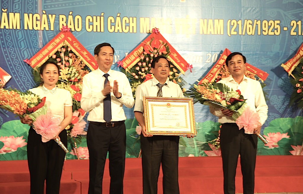 Phóng viên báo điện tử Dân trí đạt giải Báo chí Nghệ An - 4
Ông Thuận Hữu trao tặng Huân chương Lao động hạng Ba cho Hội nhà báo Nghệ An.