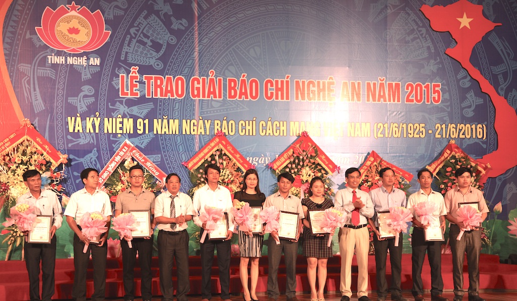 Phóng viên báo điện tử Dân trí đạt giải Báo chí Nghệ An - 5 Nhóm tác giả đạt giải Khuyến khích.