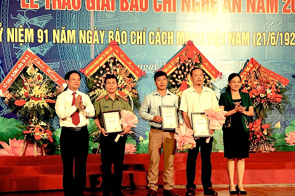 Phóng viên báo điện tử Dân trí đạt giải Báo chí Nghệ An - 6 Trao cho các tác giả đạt giải Nhì.