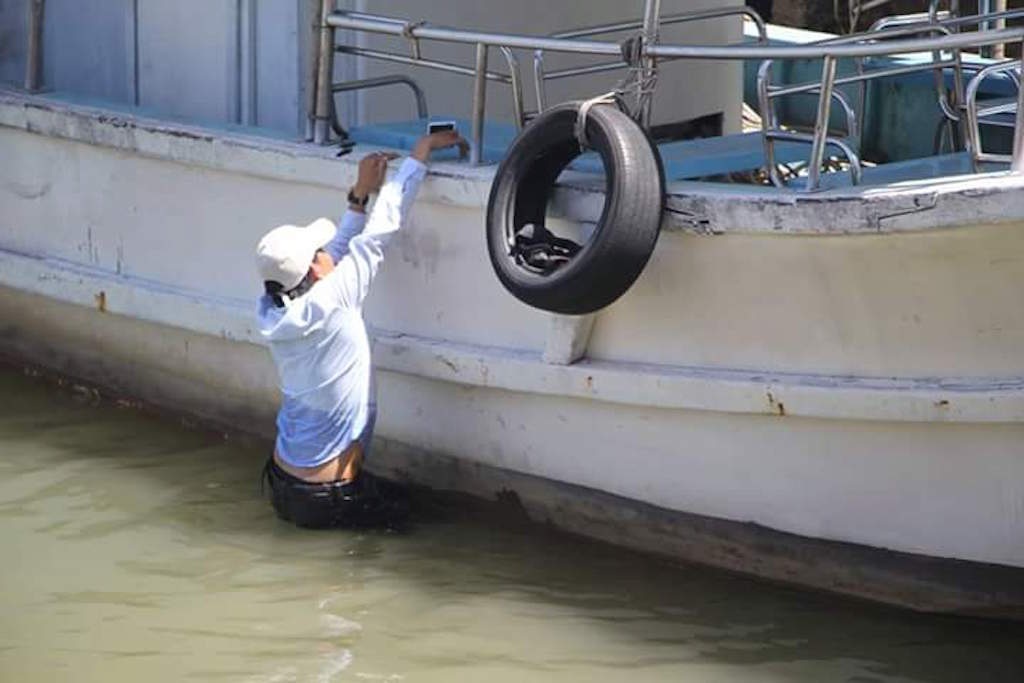 Phóng viên tác nghiệp và những hình ảnh "hậu trường" - 6 
PV lội xuống biển, leo mạn thuyền để kịp thời có những bức ảnh nóng trong buổi đón phi công Nguyễn Hữu Cường (vụ máy bay Su-30MK2) trở về.