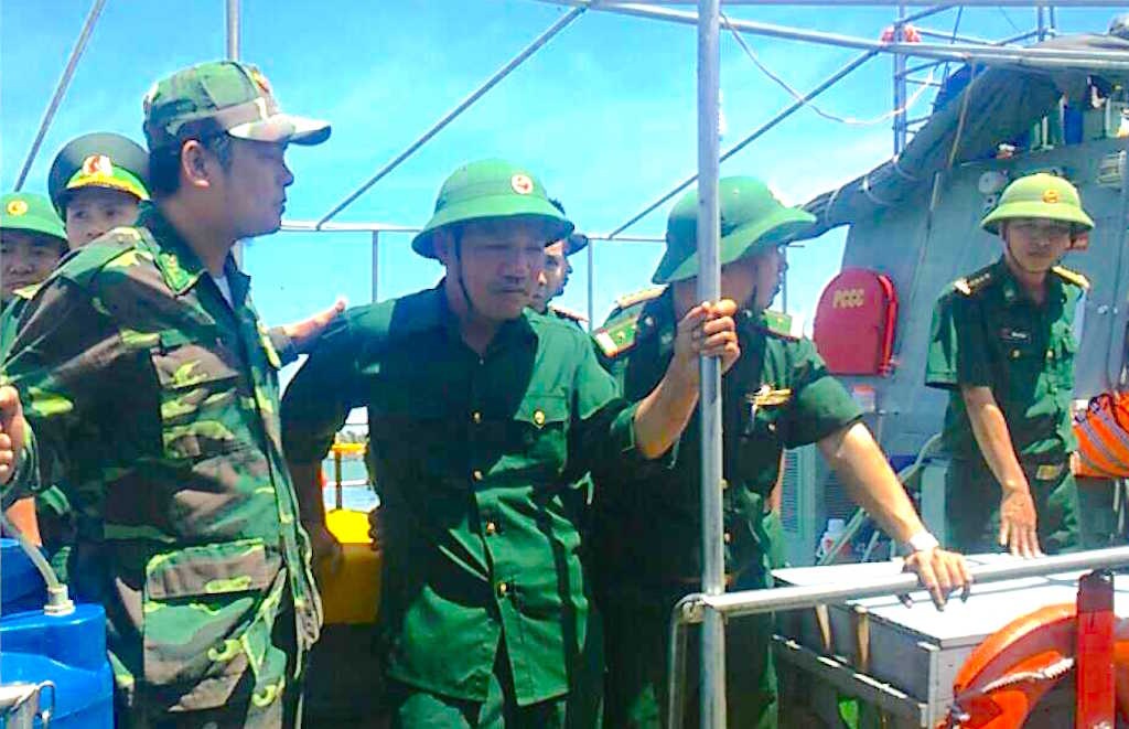 Phối hợp cùng ngư dân, mở rộng phạm vi tìm kiếm phi công Khải - 3
Phi công Nguyễn Hữu Cường được đưa vào đất liền sau khi được ngư dân cứu sống.