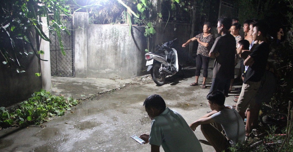 
Người dân đến hỗ trợ dập lửa nhưng không cứu được đôi vợ chồng chủ nhà.
