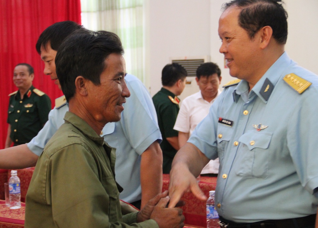 Phối hợp cùng ngư dân, mở rộng phạm vi tìm kiếm phi công Khải - 2 Ông Lệ được chia sẻ, động viên khi cứu sống phi công Nguyễn Hữu Cường.
