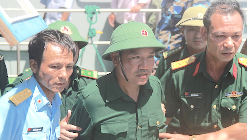 Chưa tìm thấy hộp đen máy bay Su-30MK2 - 3 Phi công Nguyễn Hữu Cường được tàu cá ngư dân cứu sống sau một đêm trôi dạt trên biển.