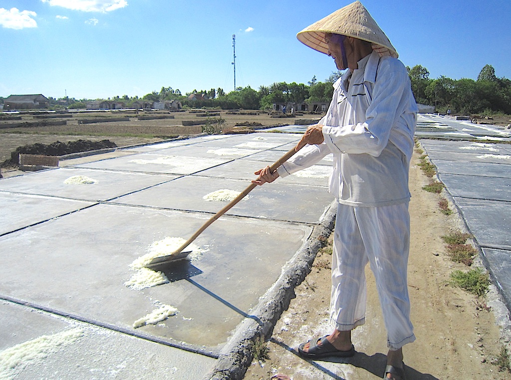 Mồ hôi, nước mắt kết tinh nên hạt muối - 18 Cụ ông đã đến tuổi nghỉ ngơi, nhưng cũng phải phơi mình dưới cái nắng cháy da cháy thịt.