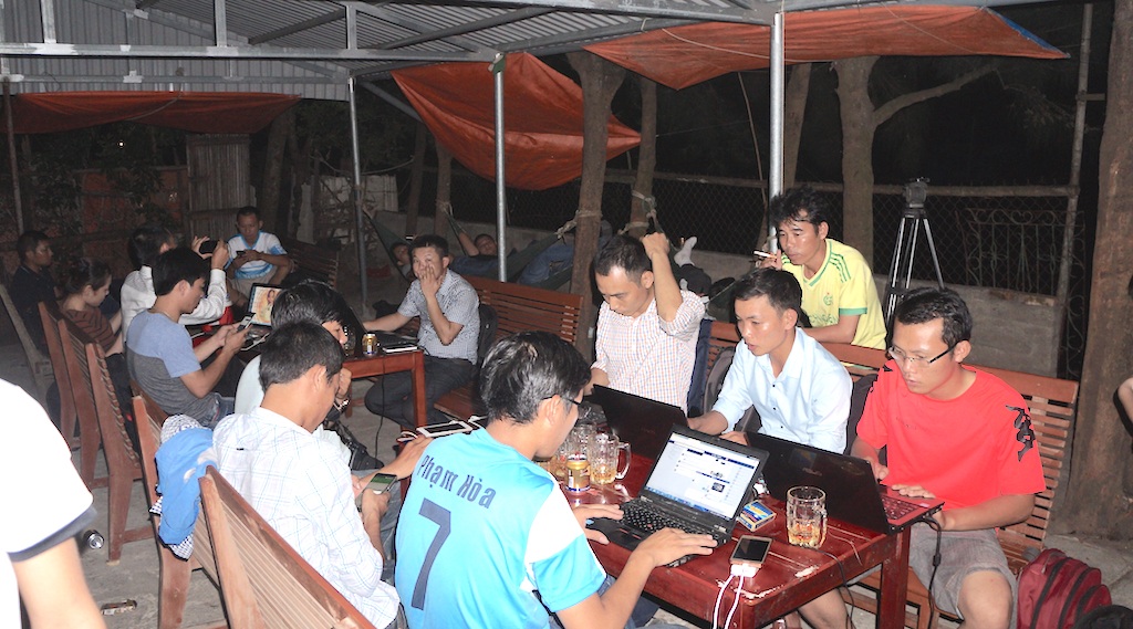 Phóng viên tác nghiệp và những hình ảnh "hậu trường" - 7 
Trắng đêm tác nghiệp bên bờ biển Nghệ An.
