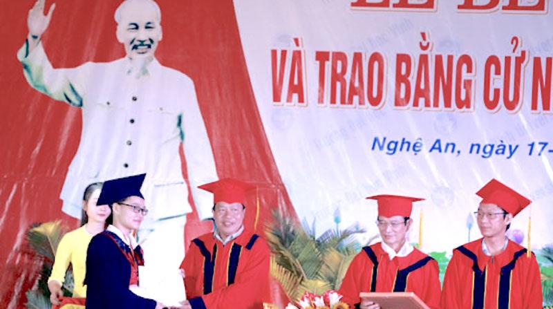 Trao thưởng cho 13 sinh viên xuất sắc - 1 Trao bằng khen cho sinh viên xuất sắc.