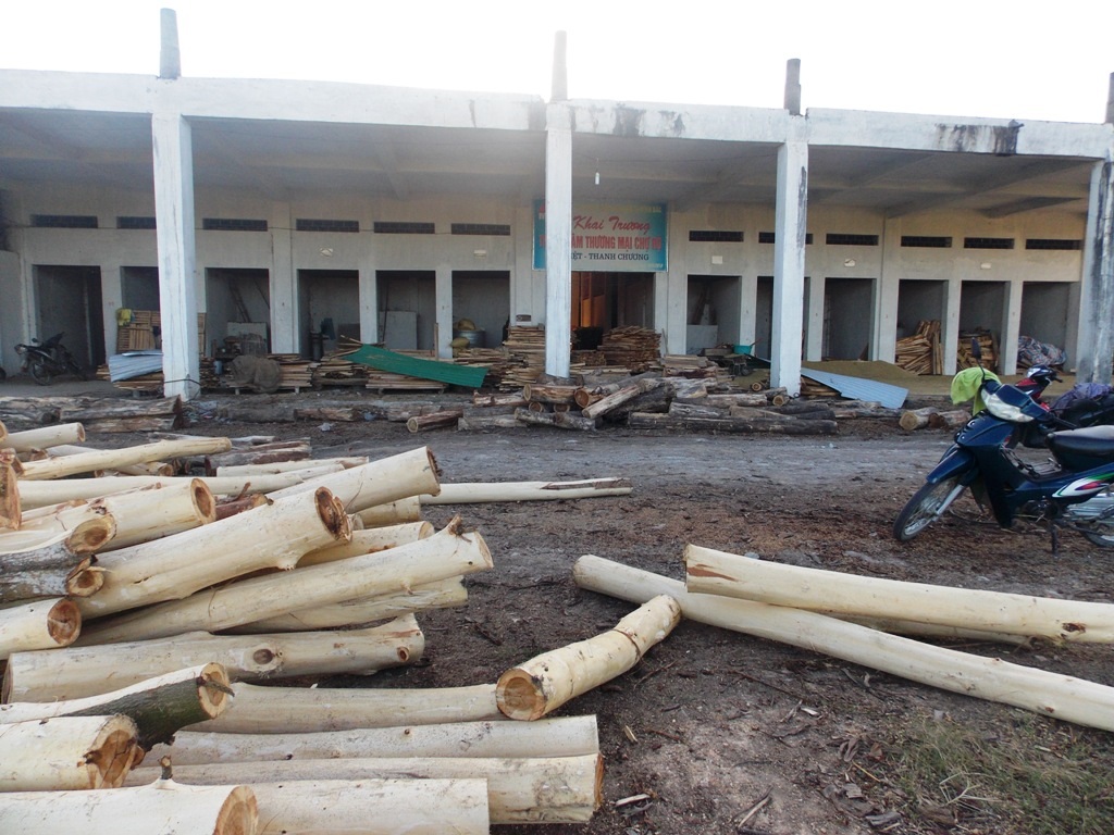 Một công ty đến thuê để làm xưởng gỗ xẻ.