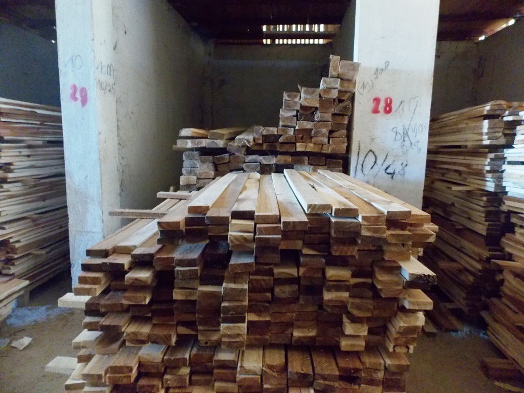 Hiện tại khá nhiều ki ốt buôn bán nhường lại cho công ty kinh doanh bỏ gỗ xẻ.