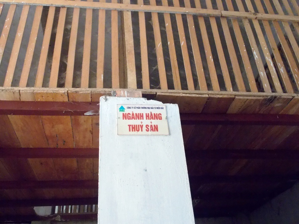 Một ki ốt hàng thủy sản bỏ trống.