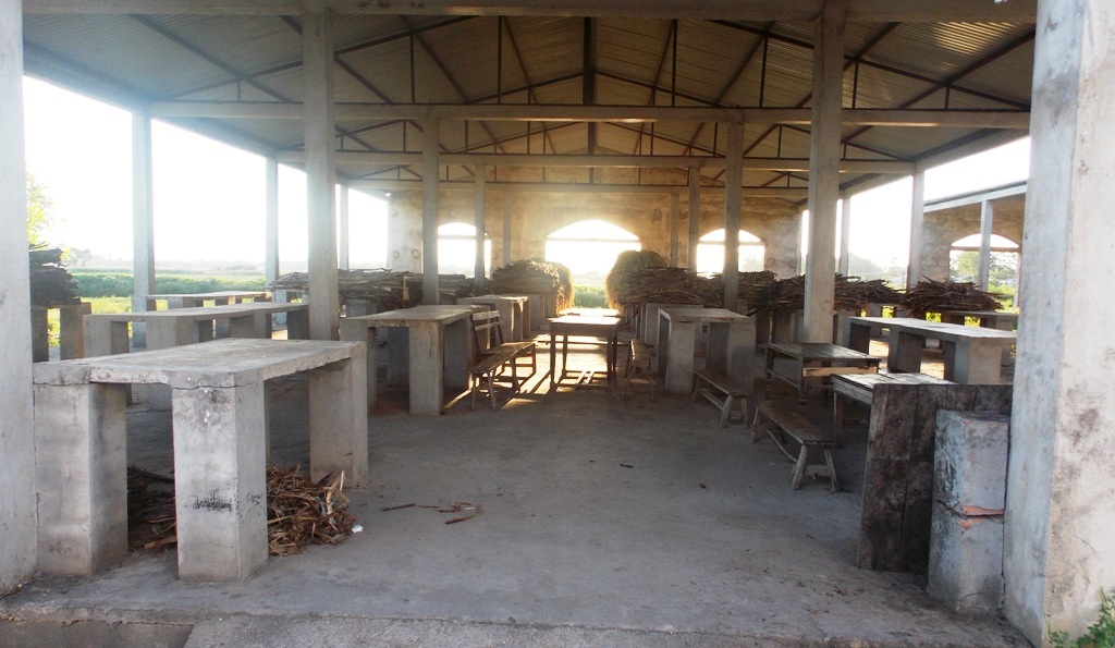 Các gian khác thì vừa chất rơm, vừa chất củi và trở nên hoang vắng.