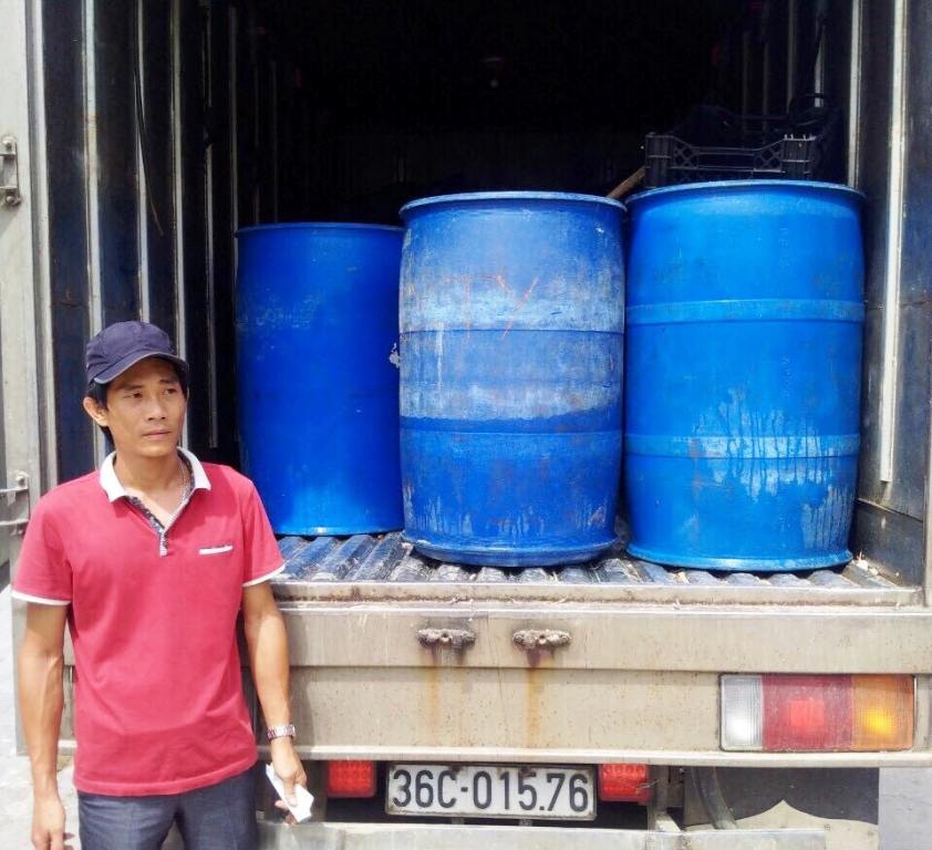 Bắt xe tải chở 1,5 tấn cá bốc mùi trên đường đi tiêu thụ - 1 Chiếc xe tải nhỏ chở cá thối bị CSGT 1-48 bắt giữ.