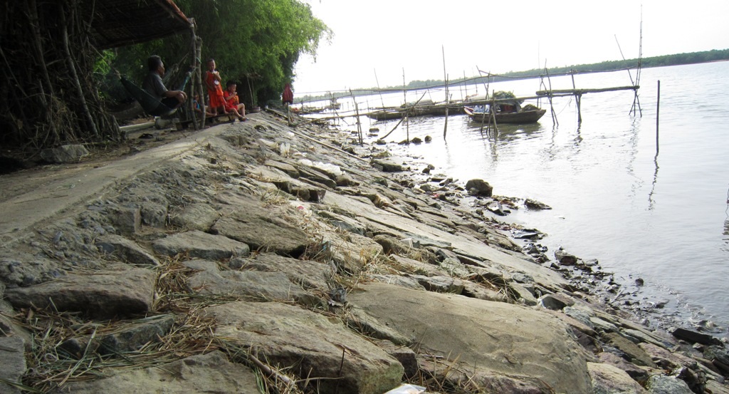 Làng chài Hòa Lam “dài cổ” chờ tái định cư - 1