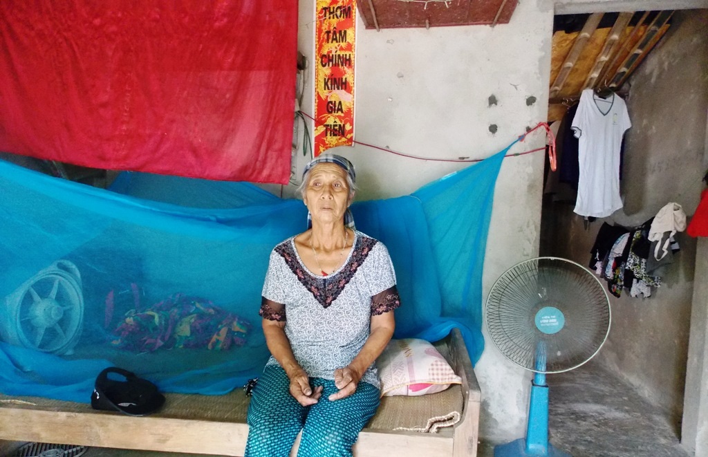 Căn nhà nhỏ của bà Tiến xập xệ, chênh vênh bên mép sông.