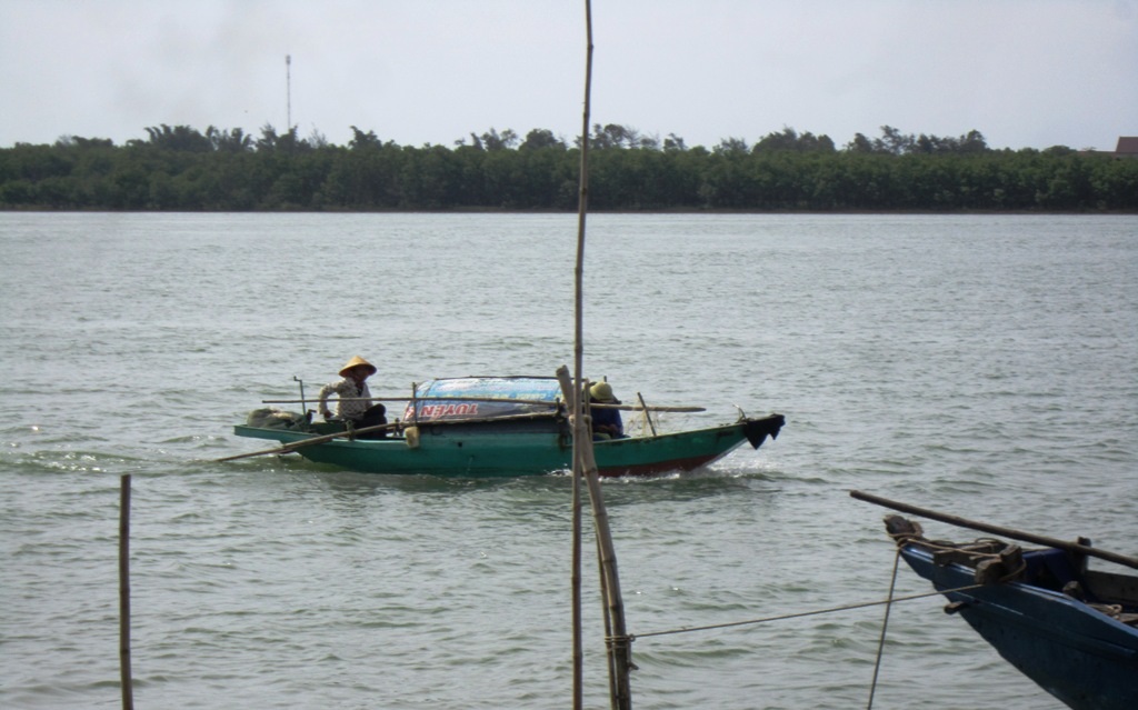 Làng chài Hòa Lam “dài cổ” chờ tái định cư - 9