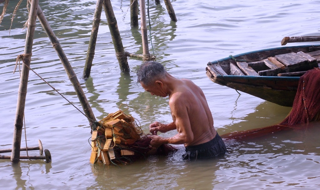 Người dân nơi đây sống chủ yếu bằng nghề chài lưới trên sông.