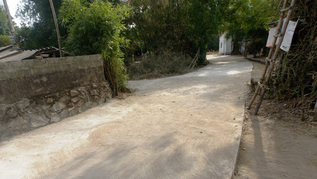 Con đường bê tông được người dân làng Hòa Lam đổ để giữ đất.