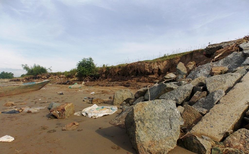 Đất sạt lở, kéo theo là những bờ kè cũng sụt theo.