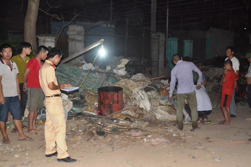 Cảnh sát giao thông CA huyện Diễn Châu có mặt để thu thập chứng cứ, điều tra nguyên nhân vụ tai nạn.