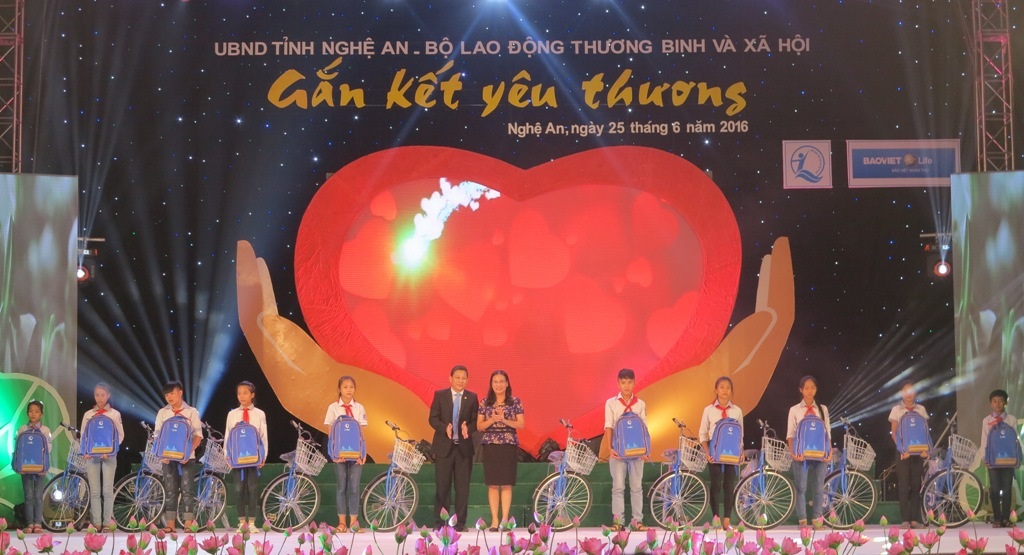 Tại chương trình 20 chiếc xe đạp, 20 chiếc ba lô cũng được trao đến những học sinh nghèo, giúp chặng đường đến trường của các em không còn quá gian nan.