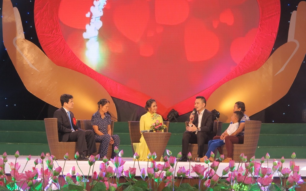 Diễn viên Chi Bảo - Chủ tịch Qũy Hiểu về trái tim tham dự giao lưu tại chương trình.