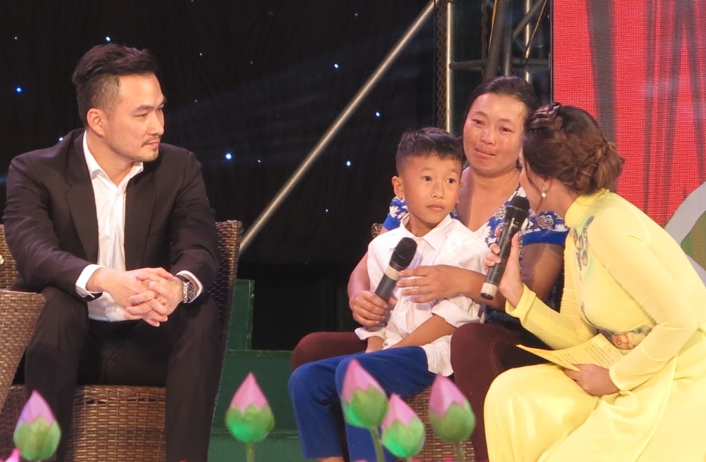 Người mẹ nghèo đã khóc khi chia sẻ về hoàn cảnh gia đình mình và cảm xúc khi nhận được sự giúp đỡ của cộng đồng.