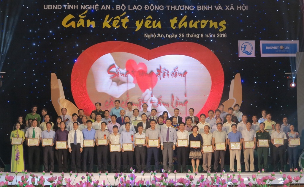 Các tổ chức, doanh nghiệp, cá nhân đã ủng hộ, quyên góp giúp đỡ cho trẻ em khuyết tật, có hoàn cảnh khó khăn vào tối ngày 25/6.