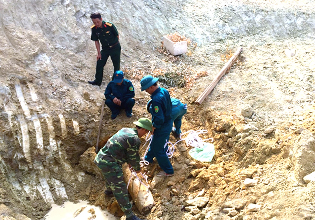 Ngày 25/6, Ban công binh tỉnh Nghệ An phối hợp với Ban chỉ huy quân sự thị xã Hoàng Mai tổ chức đào, trục vớt, vận chuyển và huỷ thành công quả bom.