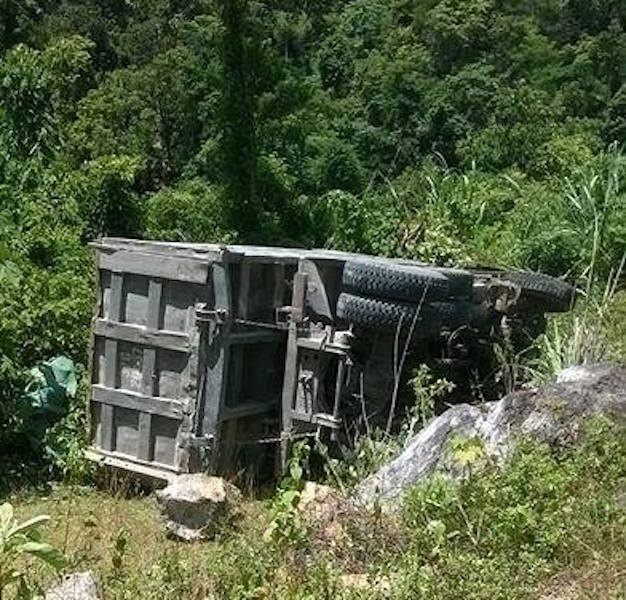 Người đàn ông chết bên đường, nghi bị xe tông - 2 Người đàn ông chết bên đường, nghi bị xe tông - 2