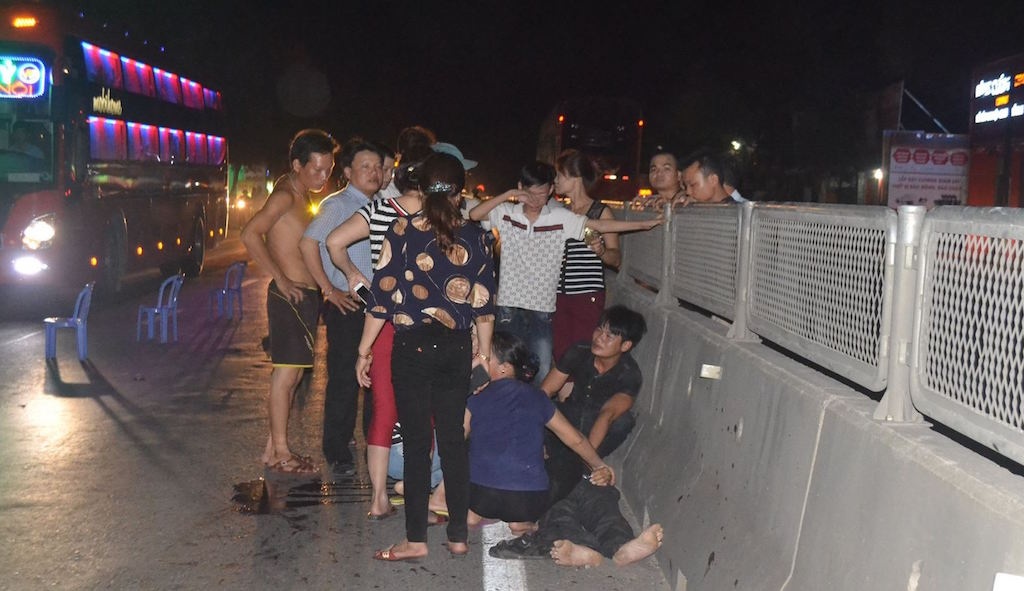 Người đàn ông chết bên đường, nghi bị xe tông - 1 Hiện trường vụ tai nạn đêm 27/6 trên quốc lộ 1A khiến người đàn ông tử vong.