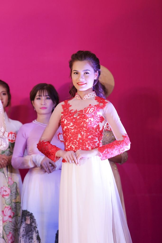 Người đẹp phố biển khoe nhan sắc rạng ngời - 3