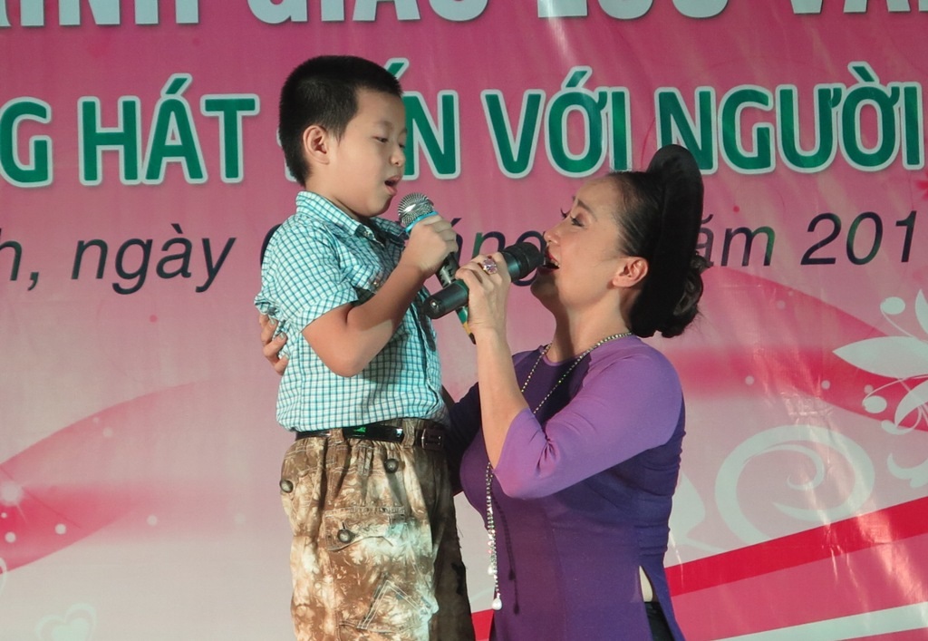 
NSƯT Hồng Lựu trực tiếp tham gia biểu diễn và giao lưu cùng các bệnh nhân tại đây.
